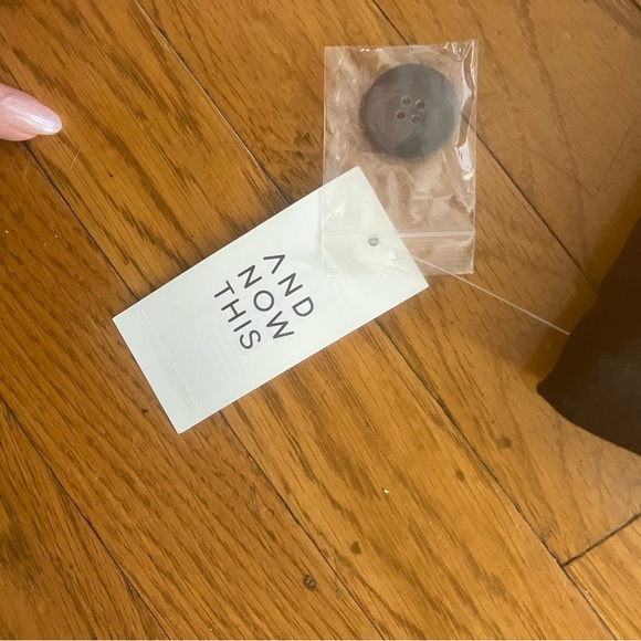 Never worn blazer from Macys. Light linen material - Picture 3 of 5